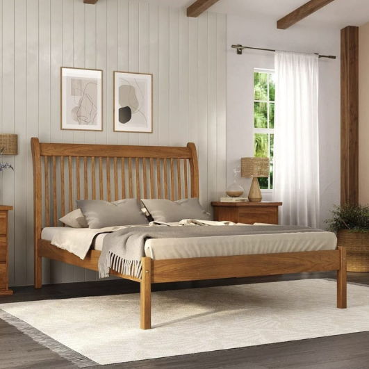 Quarto com cama de casal de madeira